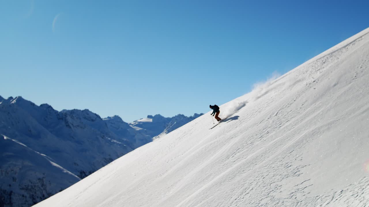 esquí de travesía freeride en nieve fresca y profunda con un hermoso paisaje alpino de montaña