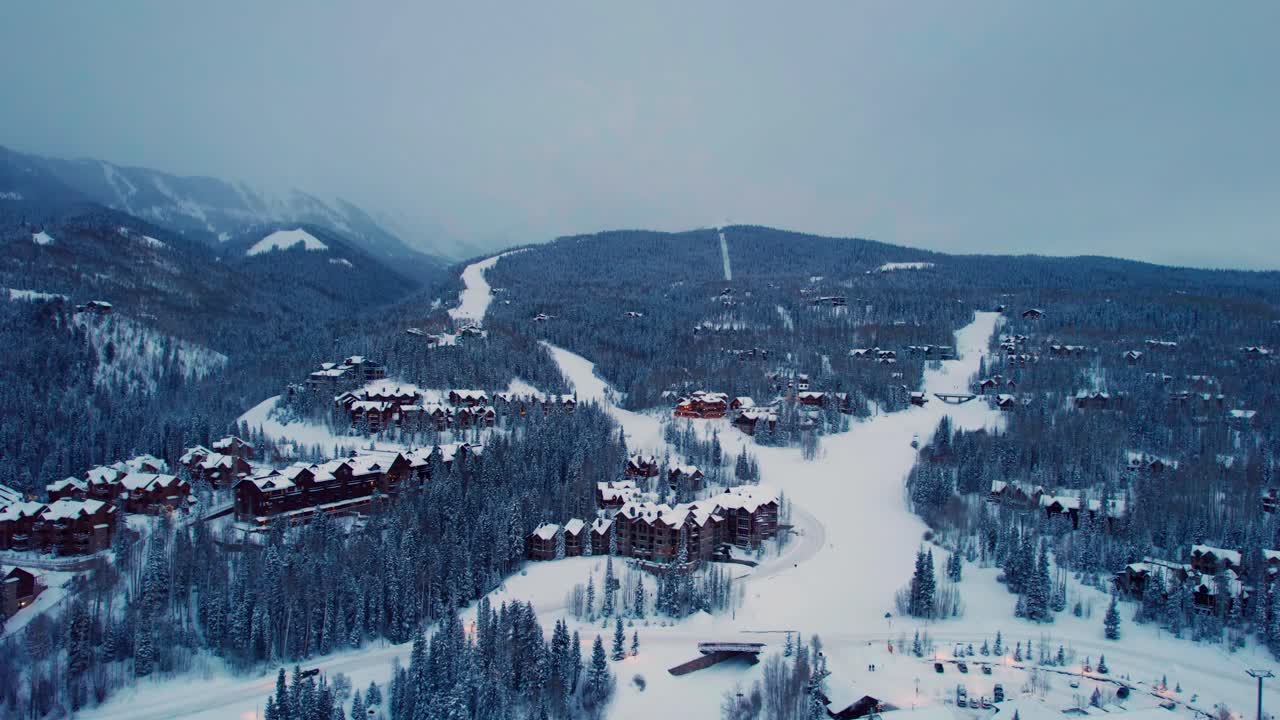 vista aérea de drones de telluride, casas de colorado y resort en la nevada