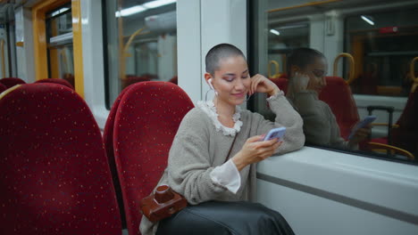 mujer viajando en un tren