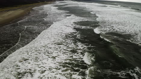 Vista-Aérea-A-Lo-Largo-De-La-Orilla-Del-Océano-De-Olas-Y-Espuma-De-Agua,-Costa-De-Neskowin-Oregon,-EE.UU.