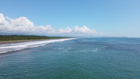 Vuelo-Curvo-Sobre-Aguas-Cálidas-Y-Costeras-En-Playa-Palo-Seco,-Costa-Rica