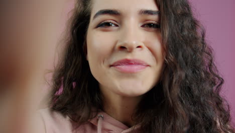 retrato en primer plano de una mujer joven con el cabello rizado