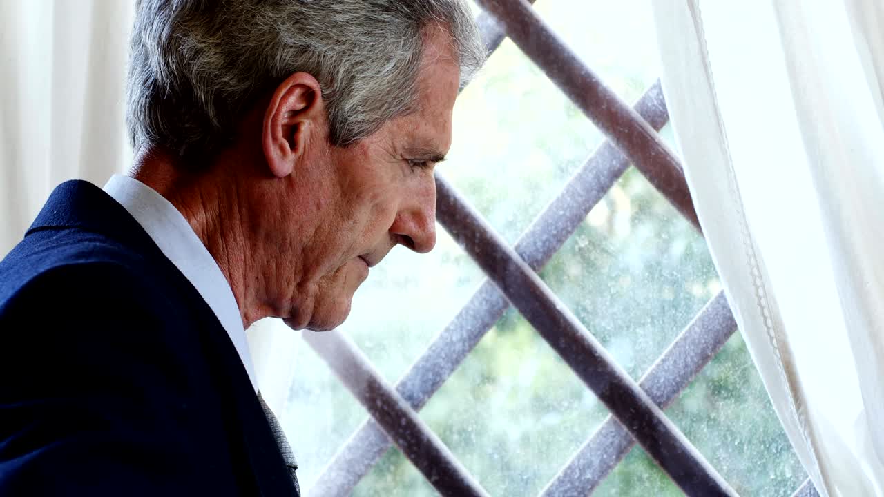 숙고하고 꿈꾸는 성숙한 사업가 창밖을 바라보고