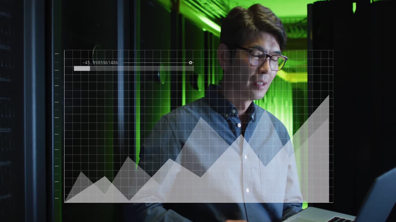 animación de gráficos y datos sobre hombre asiático trabajando en la sala de servidores