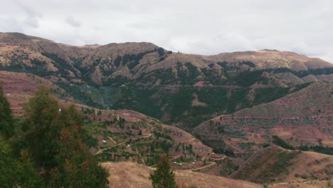 Un-Vuelo-De-Dosel-Sobre-Eucaliptos-Revela-Majestuosos-Valles-En-Los-Andes-Y-La-Comunidad-De-Kirkas-En-Las-Afueras-De-Cuzco.