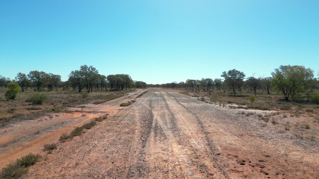 despegando de una pista remota en el interior de queensland, australia