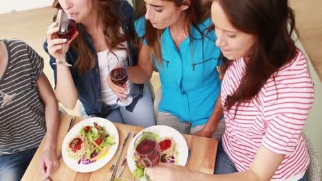 Glückliche-Freunde,-Die-Mit-Rotwein-Anstoßen