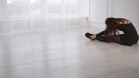 bailarín de ballet que se estira