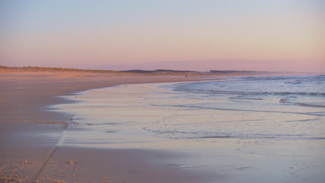 Hermosa-Puesta-De-Sol-Rosa-Y-Azul-A-Lo-Largo-De-Un-Tramo-Vacío-De-Playa