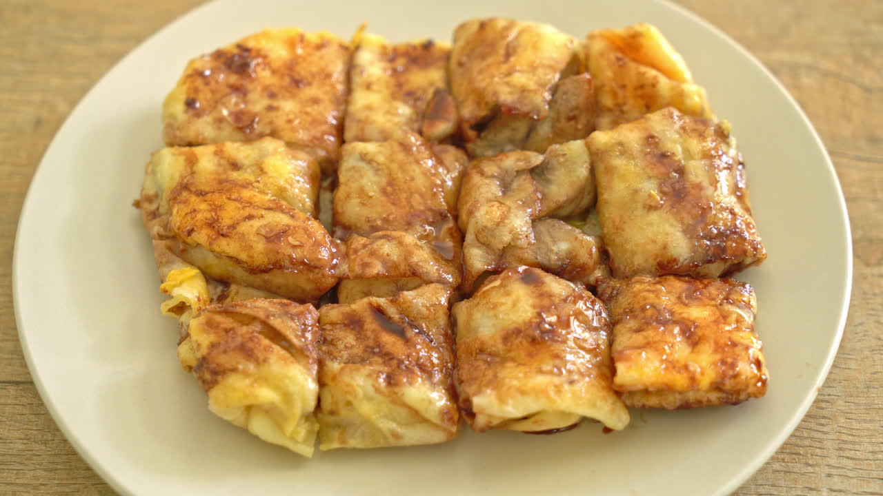 roti frito con huevo, plátano y chocolate