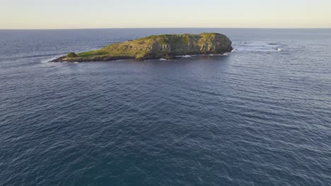 isla cook y océano tranquilo en nueva gales del sur, australia - toma aérea de un dron
