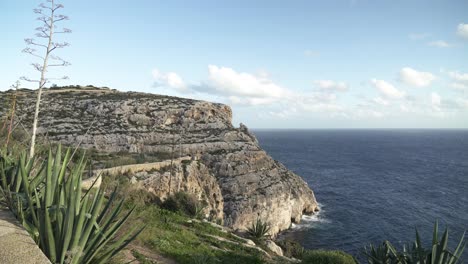 horizonte distante con una colina que termina en el mar mediterráneo cerca de la gruta azul en malta