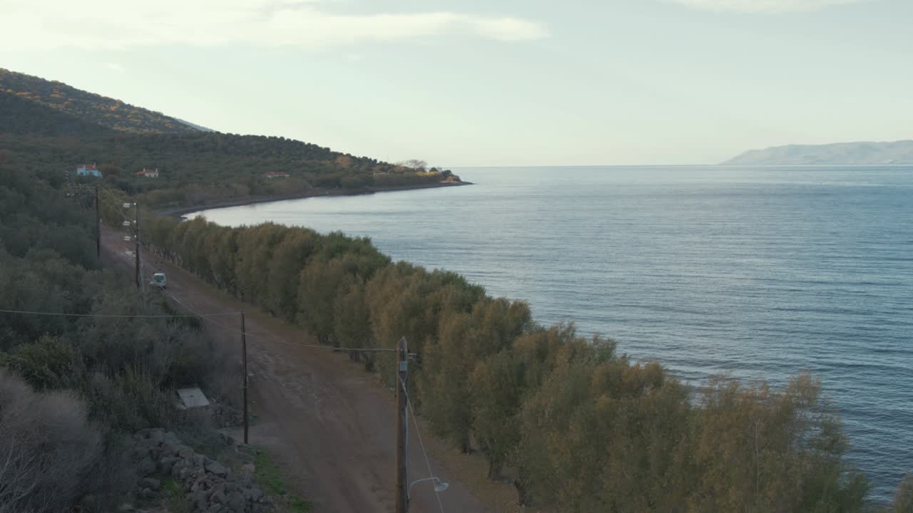 carretera costera en la isla de lesbos con vistas a la costa turca.