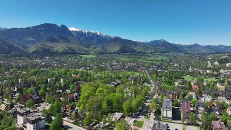 Panorama-Aéreo-De-La-Ciudad-De-Zakopane-Y-Las-Majestuosas-Montañas-Tatra,-Polonia