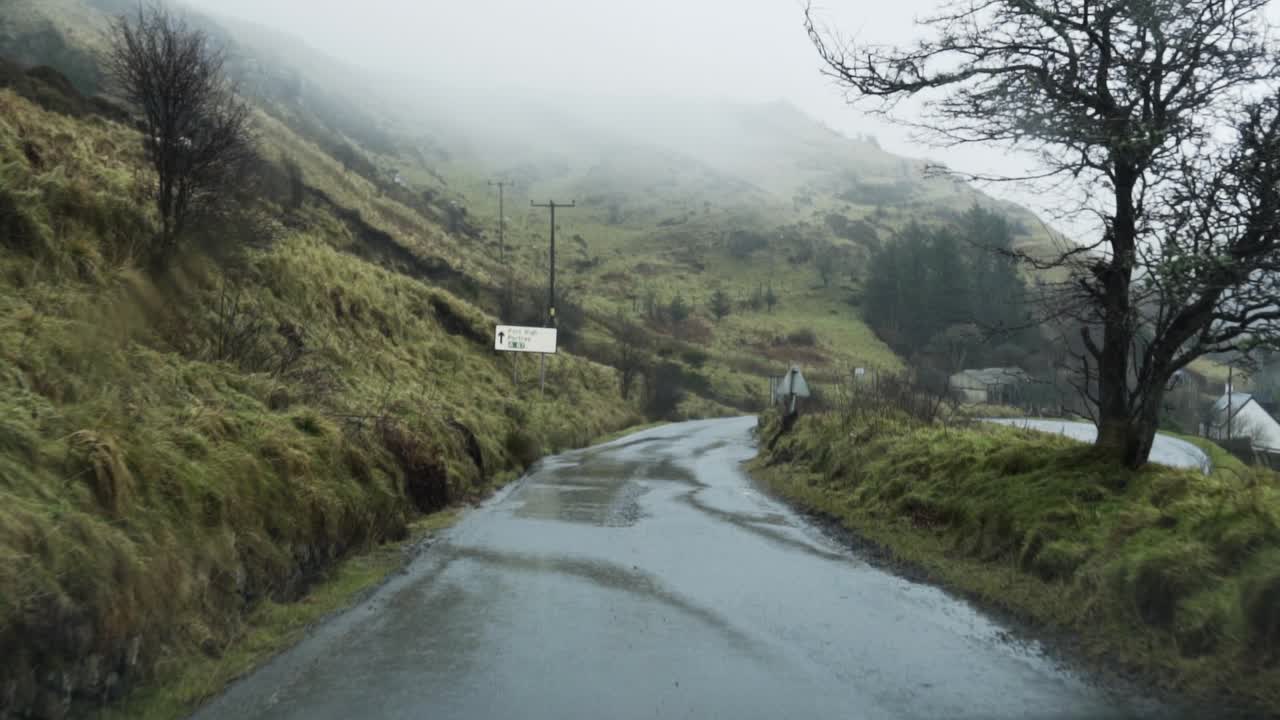 замедленная съемка вида из лобового стекла автомобиля со стеклоочистителями во время дождя