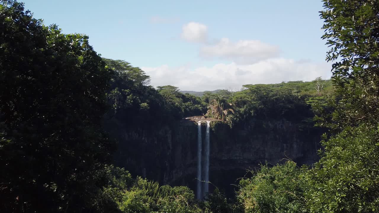 una toma amplia enfocada en la cascada chamarel en maurithius