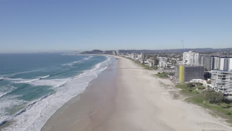 Suburbio-Costero-De-Palm-Beach-Y-Un-Largo-Tramo-De-Playa-De-Arena-En-Gold-Coast,-Queensland,-Australia