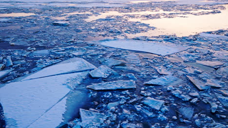 Vídeo-De-Drones-Que-Ofrece-Una-Visión-Aérea-De-Bloques-De-Hielo-En-El-Agua.