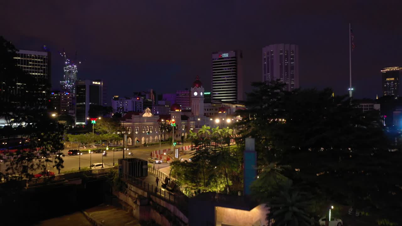 밤 시간 쿠알라 푸르 시 (kuala lumpur city) - 유명한 궁전, 강변 만, 교통, 거리, 공중 파노라마, 4k, 말레이시아