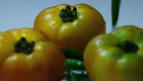 Grüne-Wilde-Chilis-Fallen-Auf-Frische,-Nasse-Alte-Tomaten