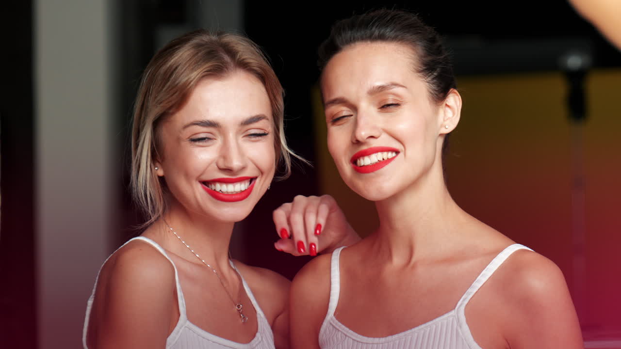 mujeres con labios rojos posando sobre un fondo oscuro