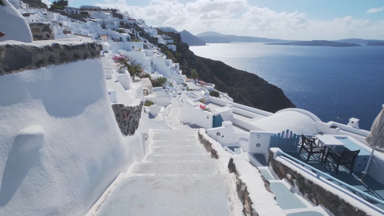 bajando las escaleras de oia, santorini