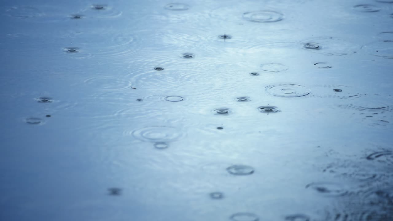 파란 물 표면에 떨어지는 비방울