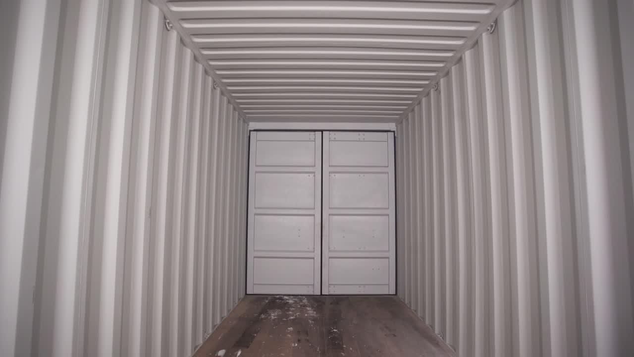 빈 색 운송 컨테이너 내부