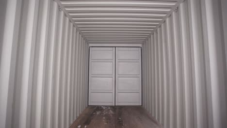 interior de un contenedor de transporte blanco vacío
