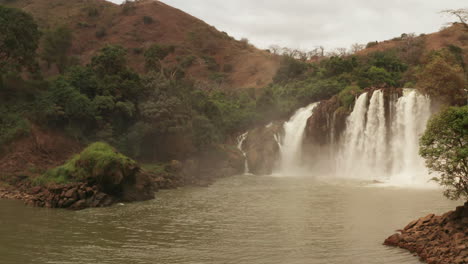 Volando-Sobre-Una-Cascada-En-Kwanza-Sul,-Binga,-Angola-En-El-Continente-Africano-3