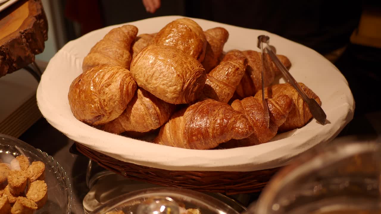 croissants en una canasta