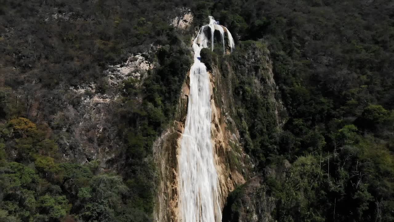 Tomada de drone de grande cachoeira em Chiapas