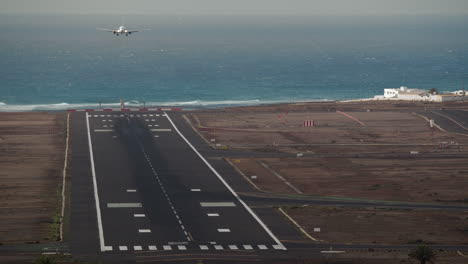 Flugzeug-Landet-Auf-Dem-Flughafen