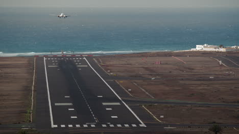 aterrizaje del avión en el aeropuerto