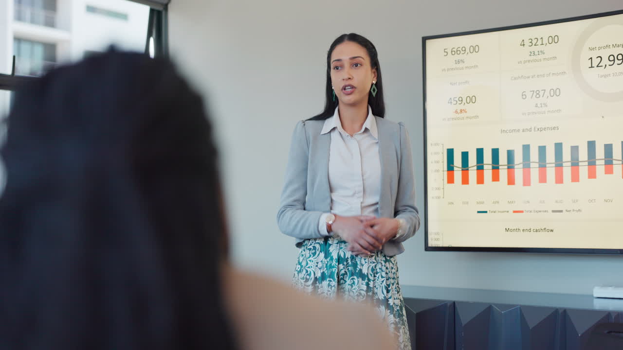 presentadora, oradora o mujer de negocios en un seminario