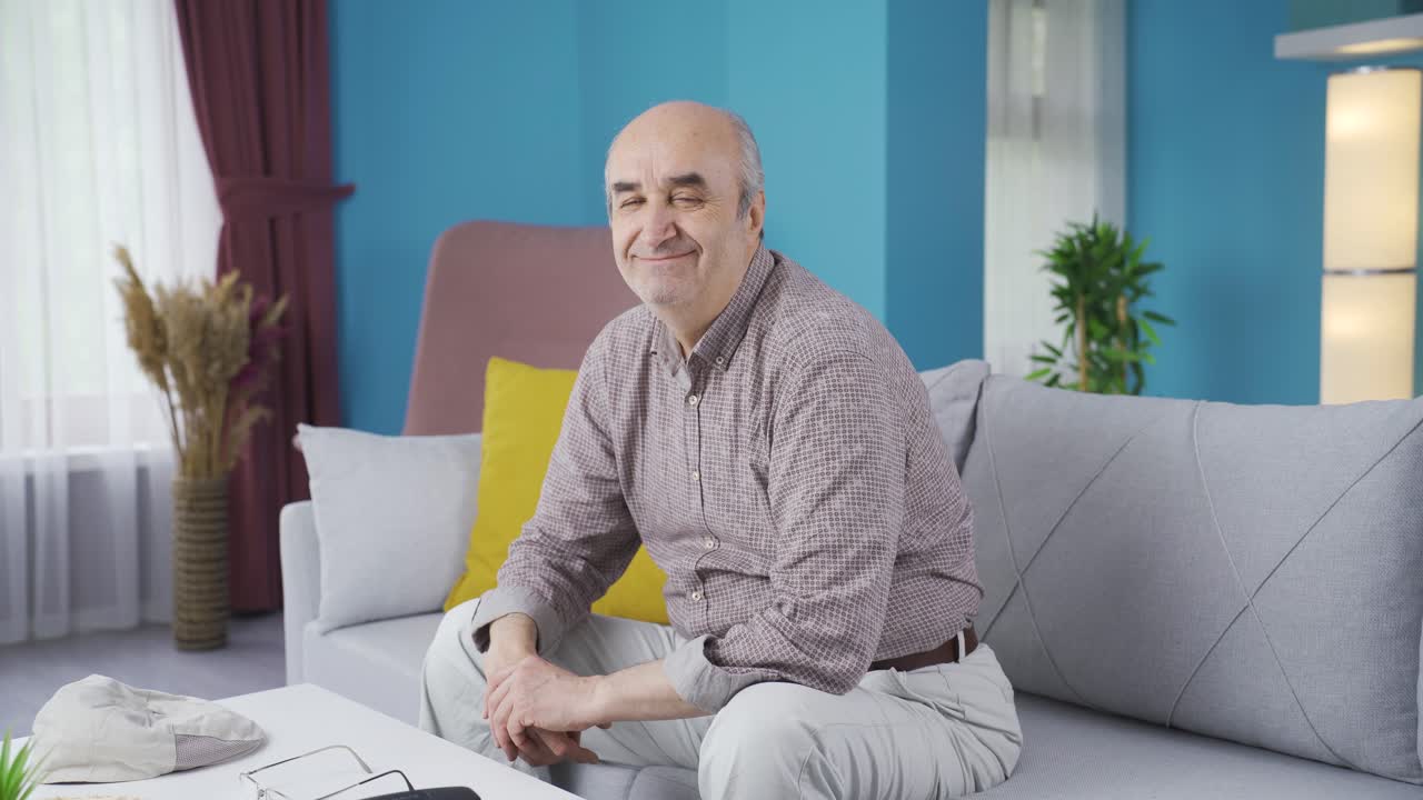Anziano che guarda la telecamera e sorride.