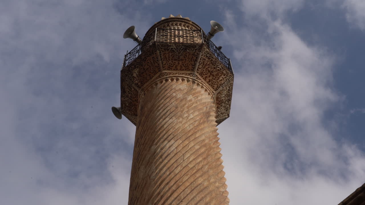 vemos los balcones y las decoraciones de piedra en el magnífico minarete de la mezquita kasım tuğmaner en la ciudad vieja de mardin desde el ángulo inferior
