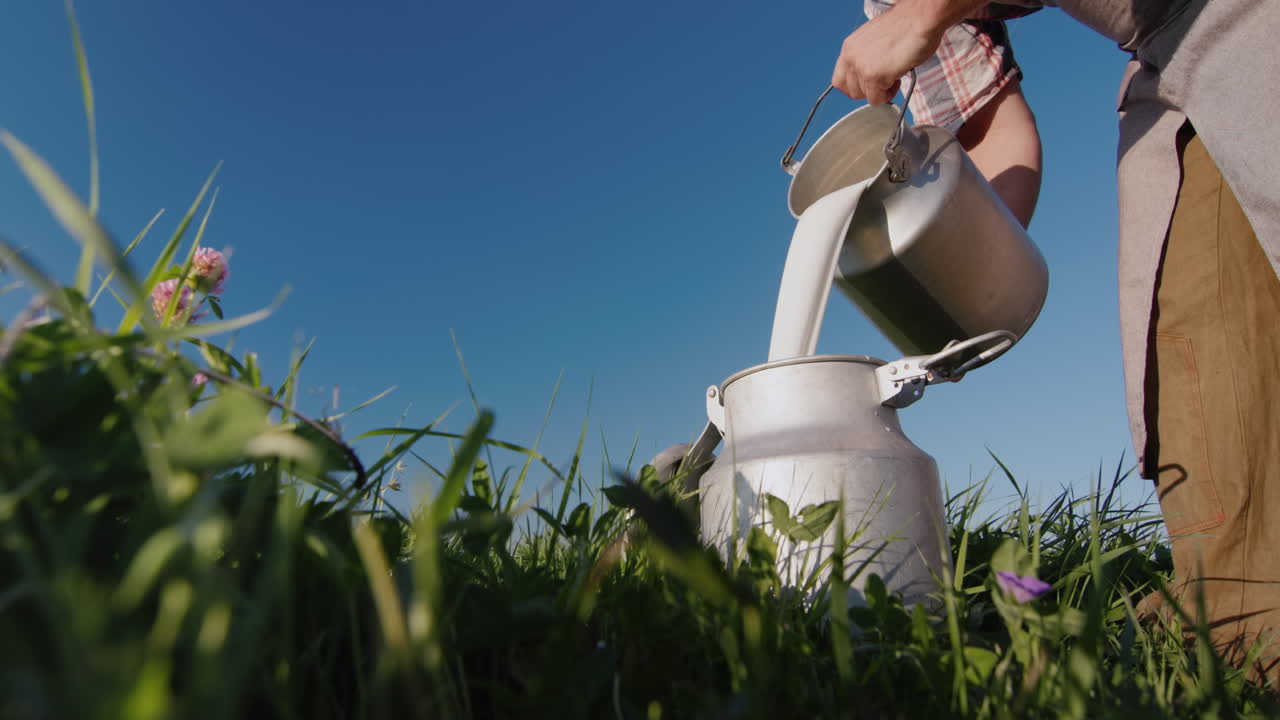 남자는 캔 1에 우유를 붓는다