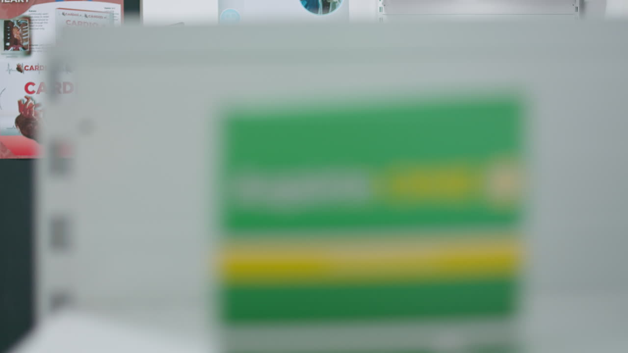 farmacia llena de medicamentos recetados o vitaminas