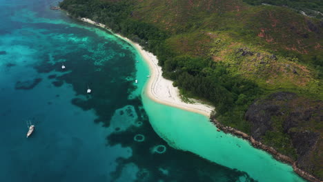 vista aérea de una playa con botes en la isla de praslin en las seychelles, áfrica