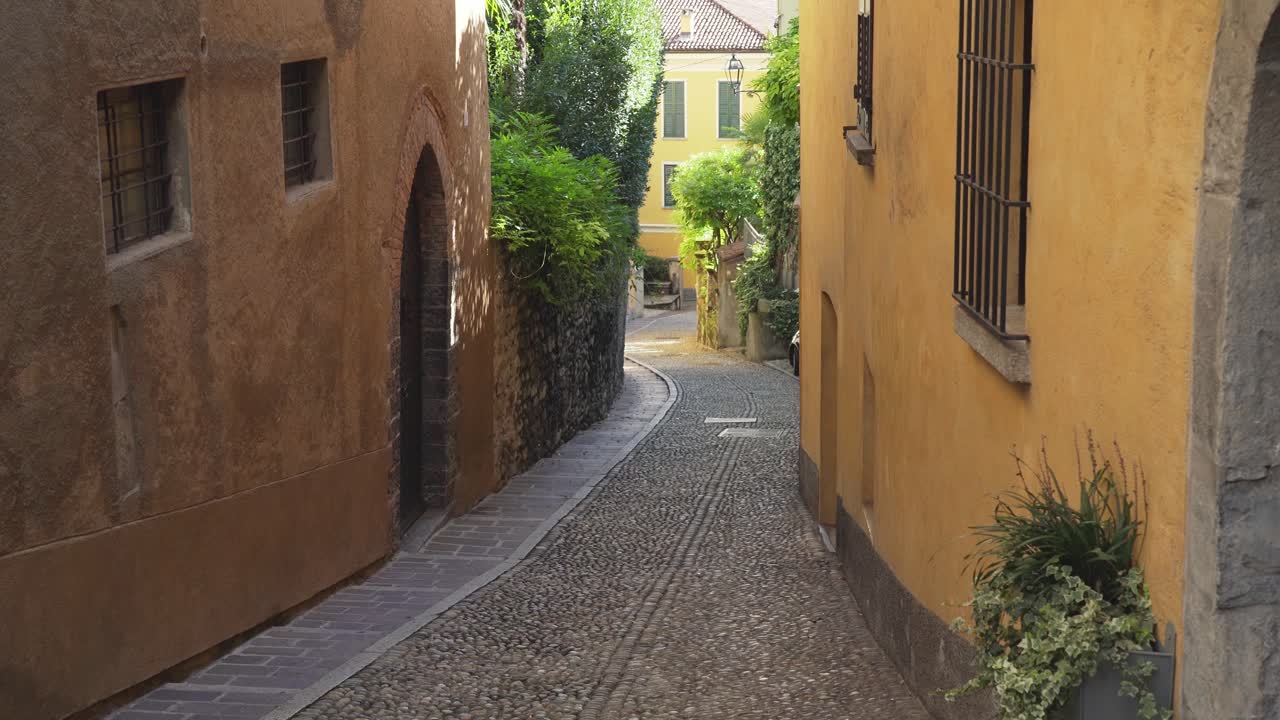 strada vuota del lago como città di menaggio in un giorno calmo