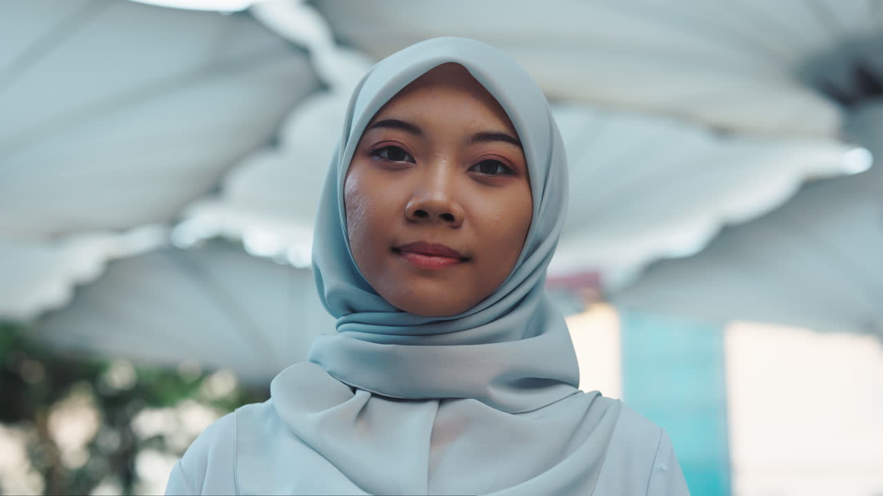 portræt af en kvinde iført en hijab