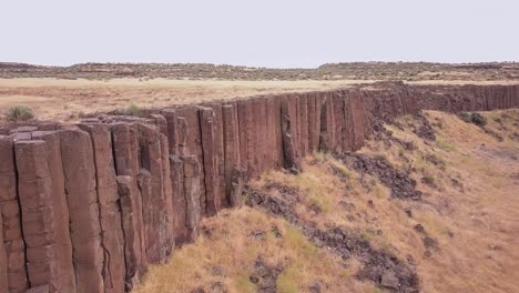 Siglos-De-Escombros-De-Erosión-En-La-Base-De-Las-Columnas-De-Roca-Basáltica,-Wa-Central