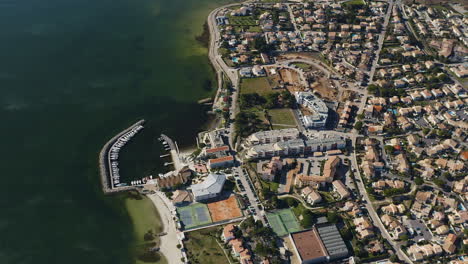 Vista-Aérea-De-Un-Puerto-De-Embarcaciones-De-Recreo-En-Mèze-A-Lo-Largo-Del-Etang-De-Thau