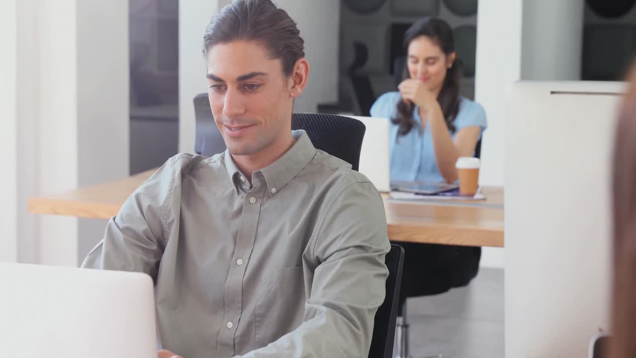 ejecutivos que usan computadoras portátiles 4k