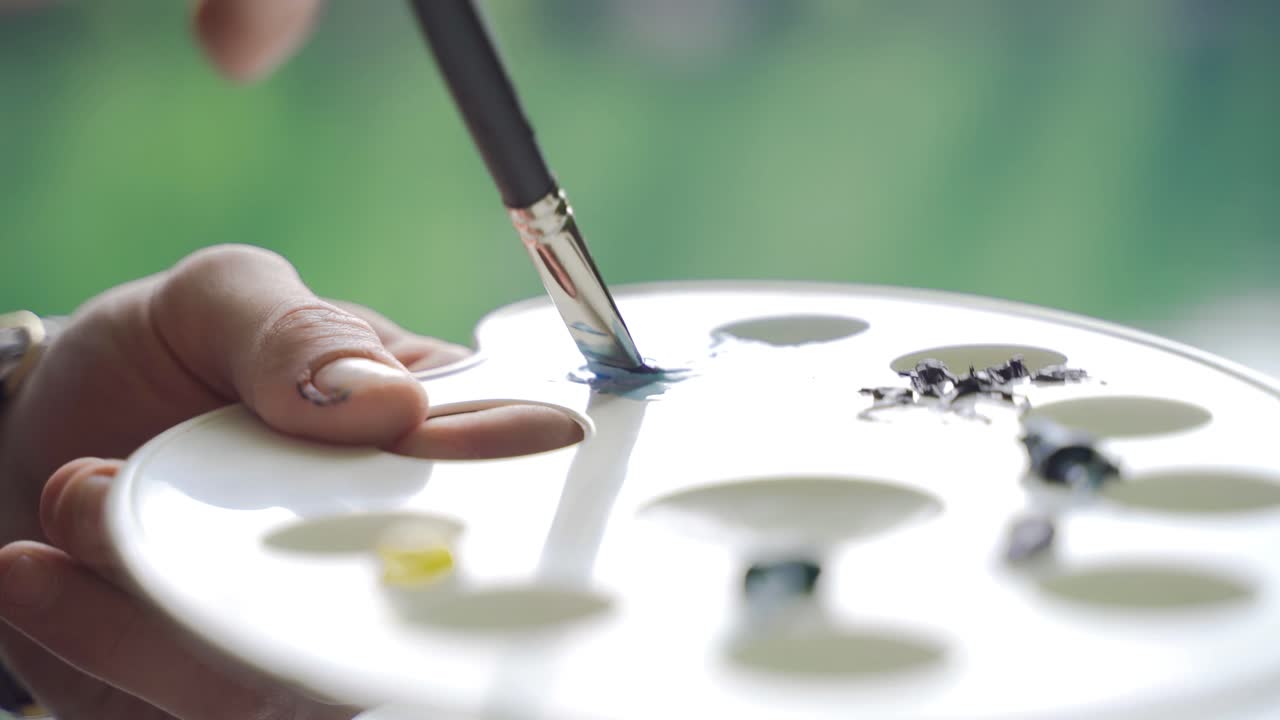 자연에서 팔레트와 브러시 클로즈업.