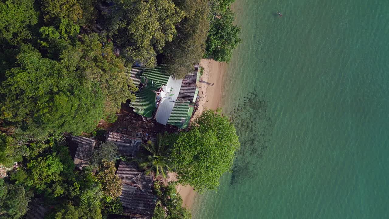 멋진 상공 뷰 비행 산사태 진 ⁇  산사태 파괴 부서진 폐허 해변 리조트, 환경 재난 태국 2022