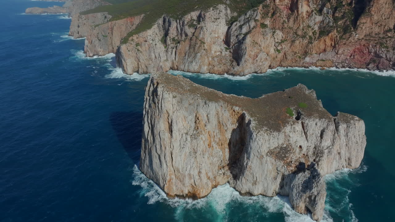 воздушный вид с движением открытия pan di zucchero на острове сардиния, недалеко от масуа
