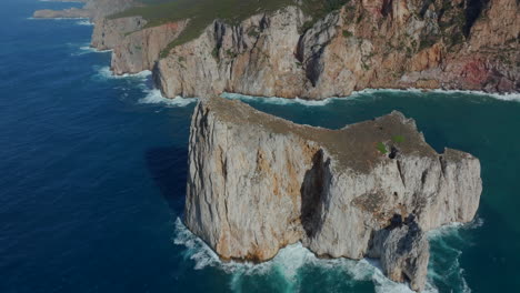 Vista-Aérea-Con-Movimiento-De-Descubrimiento-Del-Pan-Di-Zucchero-En-La-Isla-De-Cerdeña,-Cerca-De-Masua.