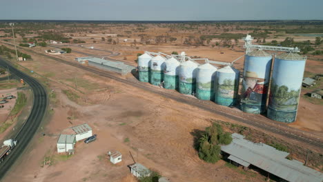 Drohnen-Fliegen-über-Berühmte-Getreidesilos-Auf-Landwirtschaftlichen-Flächen,-Australien,-Stadtrand-Von-Yelarbon